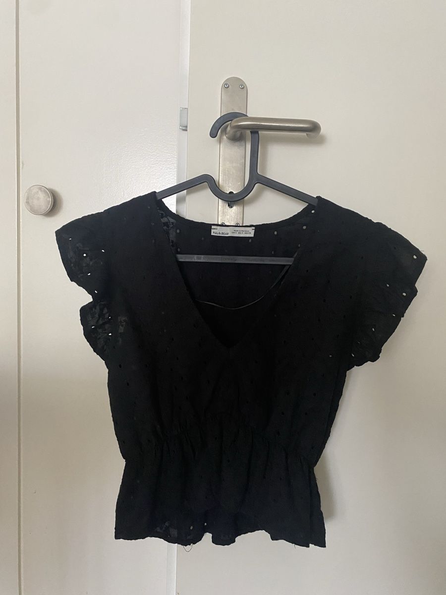 Pull&Bear Top: Schwarzes Pull&Bear Top mit Lochmuster – Nuovo (secondo la descrizione) da Bern venduto da Lisa_Joy 1
