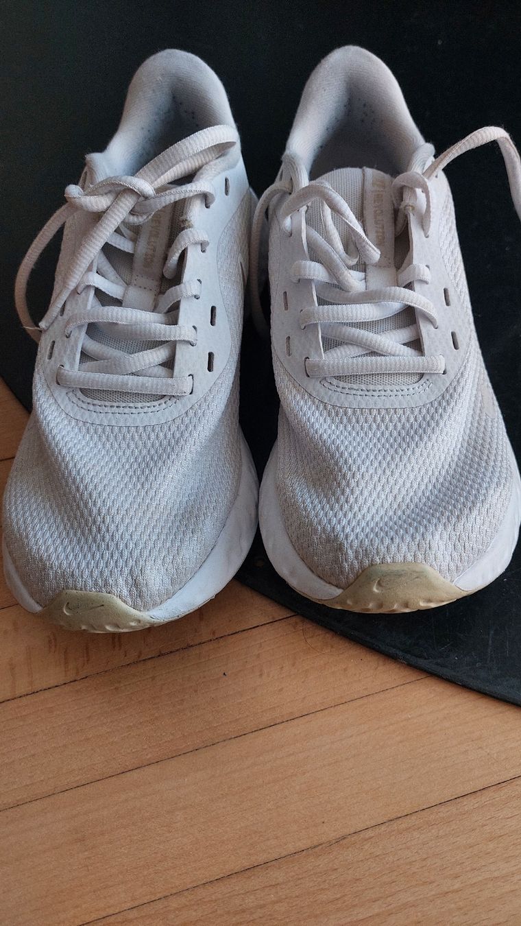 Nike Herrenschuhe: Nike Revolution 5, Grösse 39 – Gebraucht aus Veltheim AG von gave04
