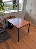 Holztisch mit Metallbeinen