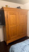 Wunderschöner massiver Holz-Kleiderschrank im Landhausstil