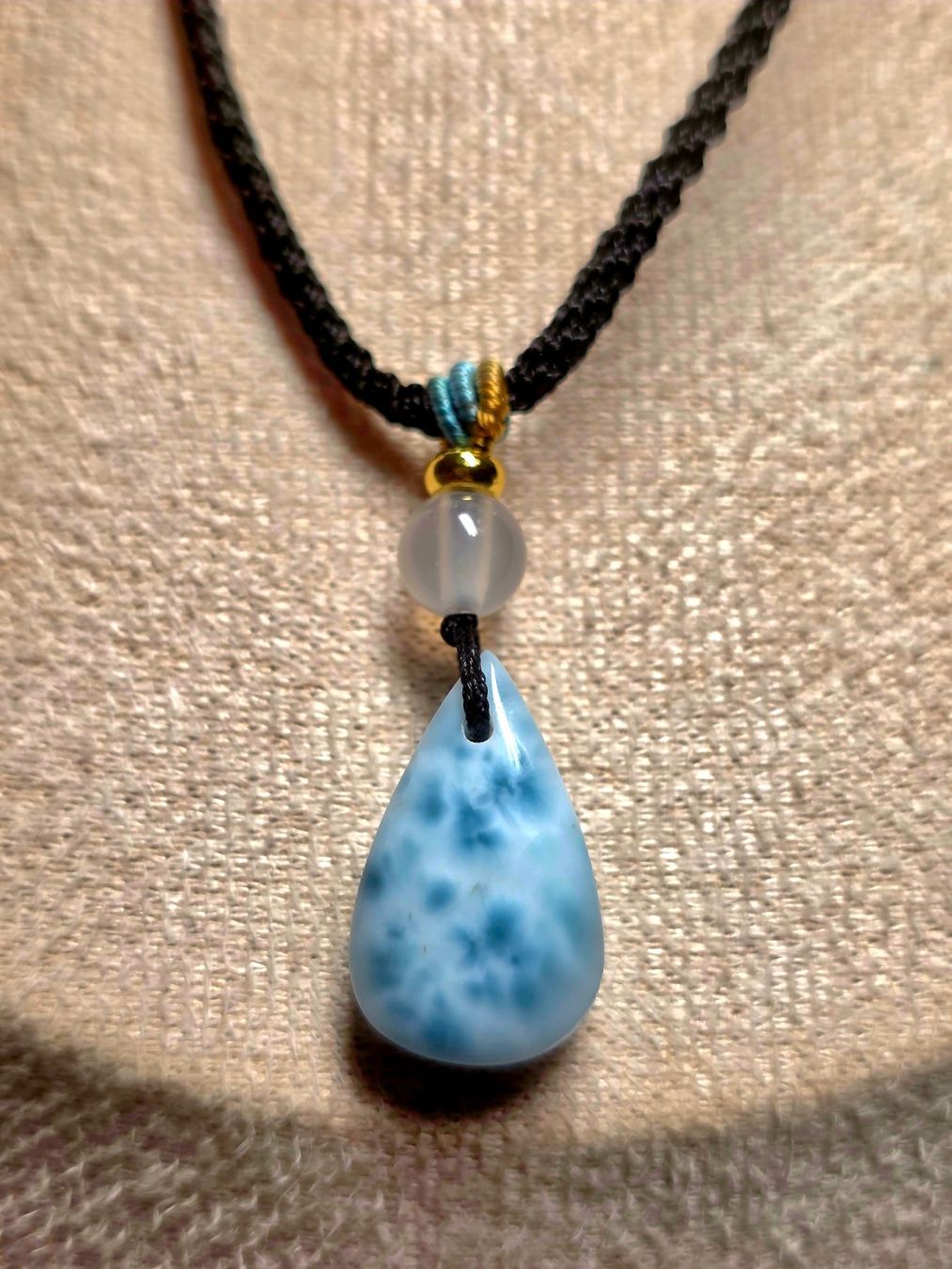 Minerali & Pietre curative: Larimar Anhänger an Kordelkette – Nuovo e nell'imballaggio originale da Matzingen venduto da Shay_Crystalz