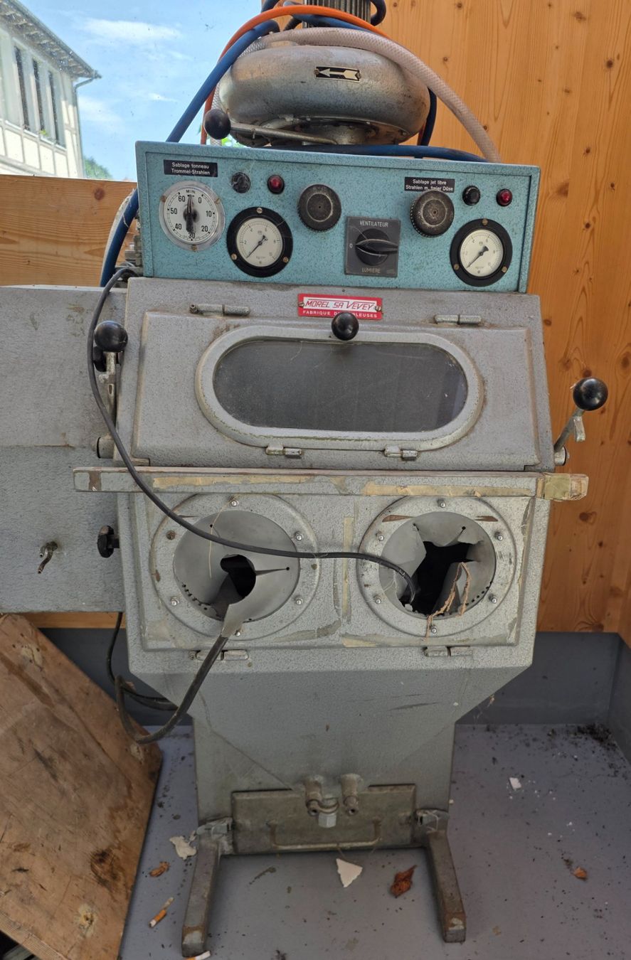 Tutte le macchine: Cabine de sablage Morel SA VEVEY fabrication – Usato da St-Imier venduto da inf_h7kx