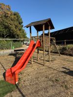 Spielturm mit Schaukel und Rutsche