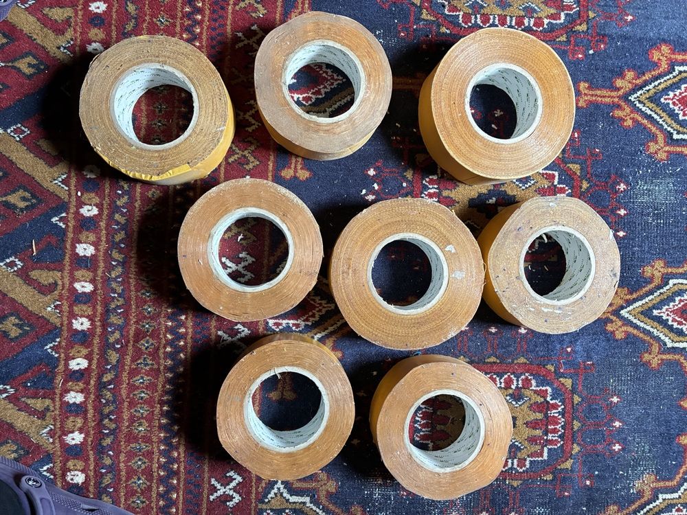 Autres fournitures de bureau: 8 Rollen Teppichklebband alt ungebraucht – D'occasion à Urnäsch par schneewittli. 1