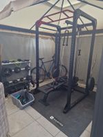 Rack de musculation avec banc et accessoires