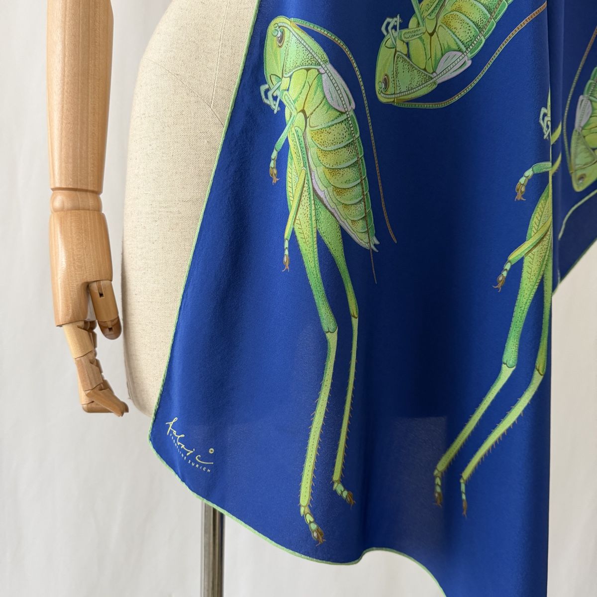 Fabric Frontline Foulard & Sciarpe: FABRIC FRONTLINE Silk Scarf – Nuovo (secondo la descrizione) da Emmen venduto da Colette-Juliette 4