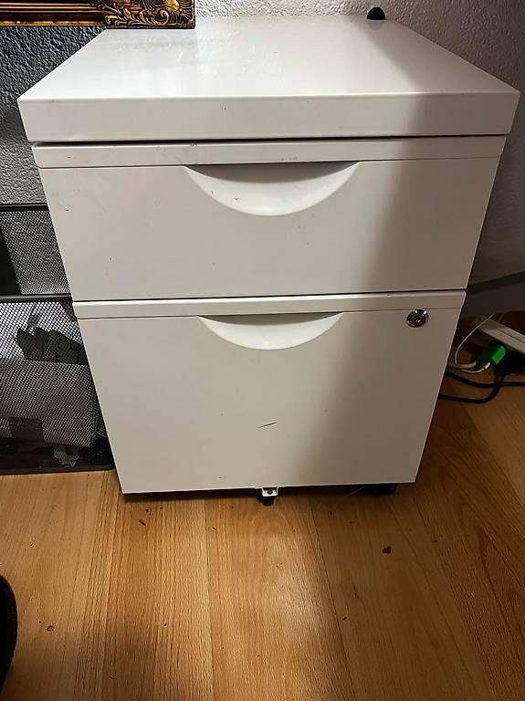 Kommoden: meuble bas pour bureaux, en parfait état  – Gebraucht aus Nyon von pfi_rs98