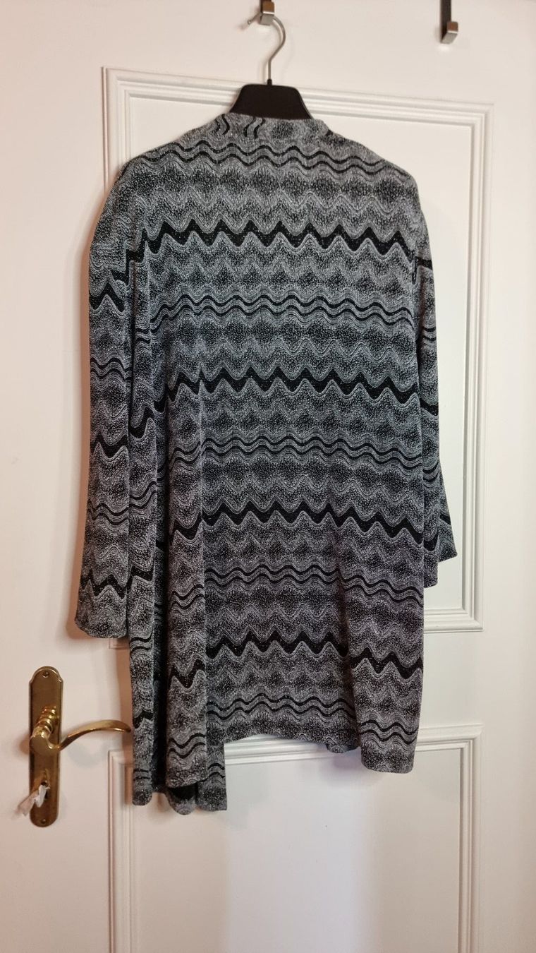 Vestes: Festliche bestickte Glitzer-Strickjacke schwarz-silber – D'occasion à Wald ZH par CapLux 3