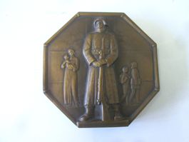 Holzdekoration mit Messingschild zum Aufhängen, 1940