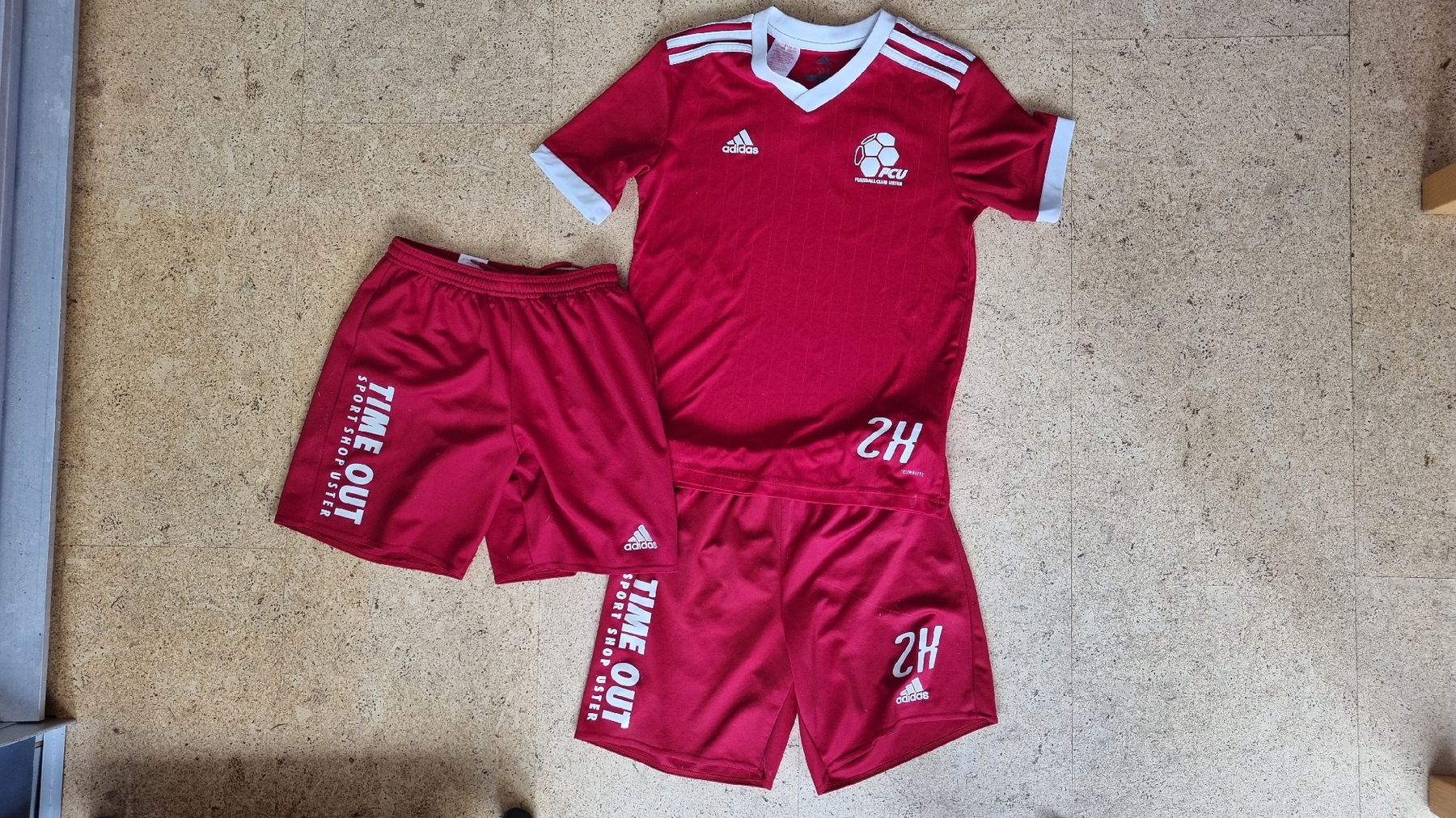 Adidas Lotti di vestiti: Fussballtenue FC Uster – Usato da Uster venduto da Moriginal