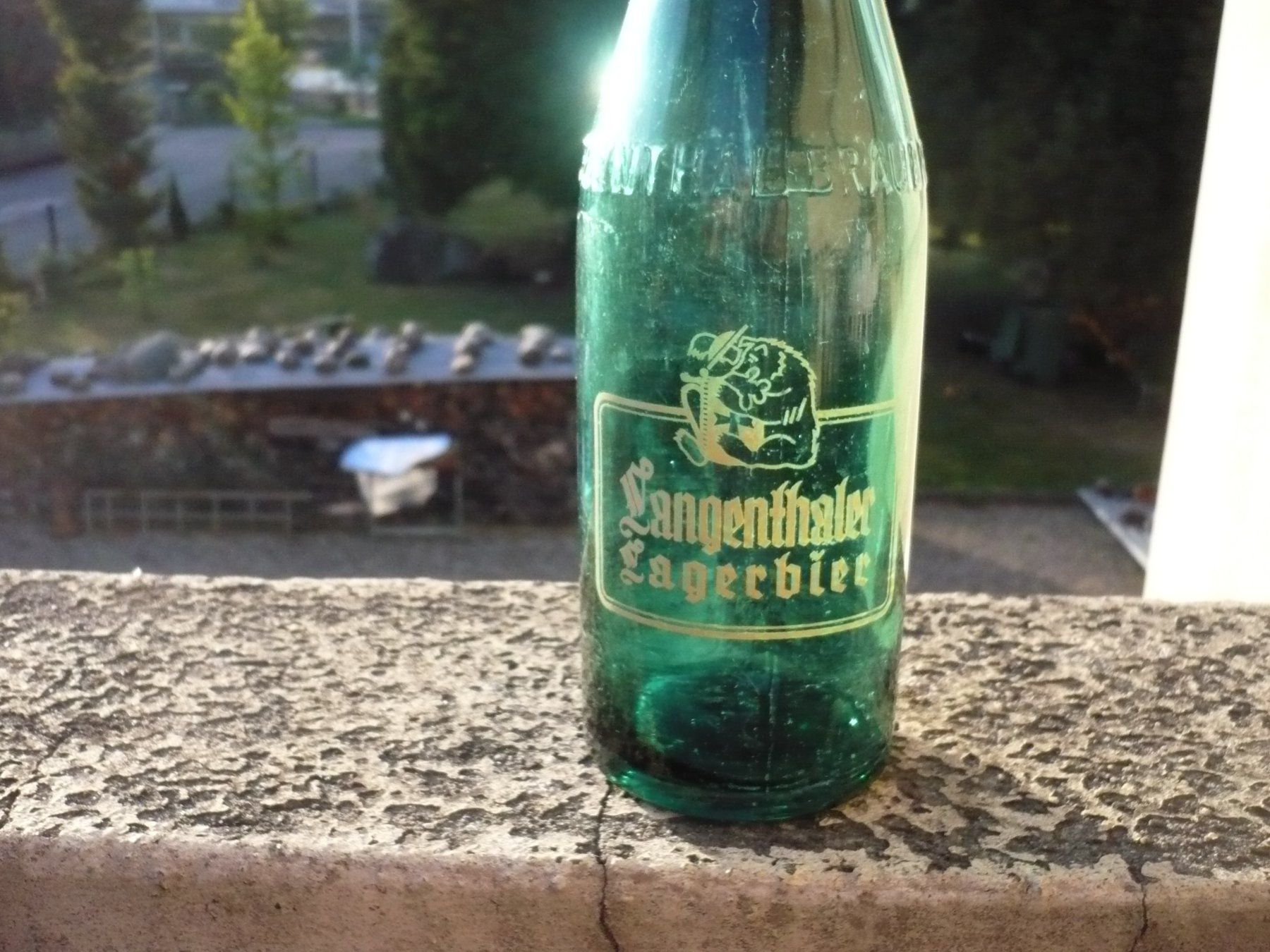 Bicchieri, Caraffe & Bottiglie: Bierflasche Langenthaler Lagerbier mit Einbrand und Relief – Usato da Biberist venduto da Urmel 1