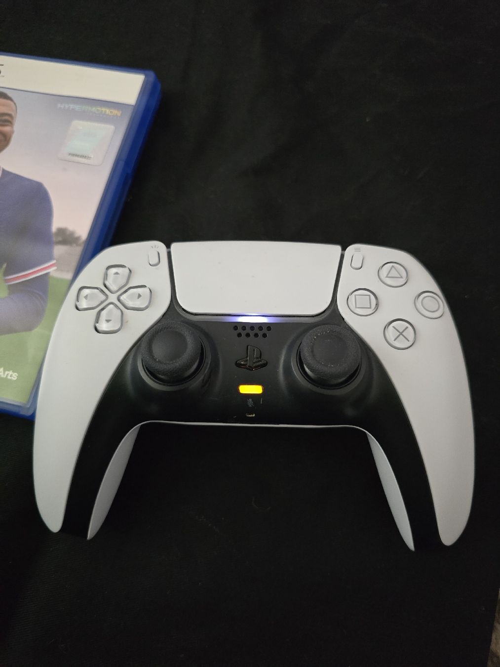 Sony Manettes: PS5 Controller + Fifa 22 – D'occasion à Basel par Honest 1