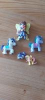 Spielzeugfiguren Fee und verschiedene Ponys