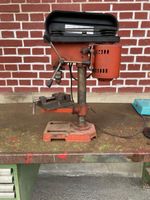 Tischbohrmaschine rot mit Schraubstock akzeptabler Zustand