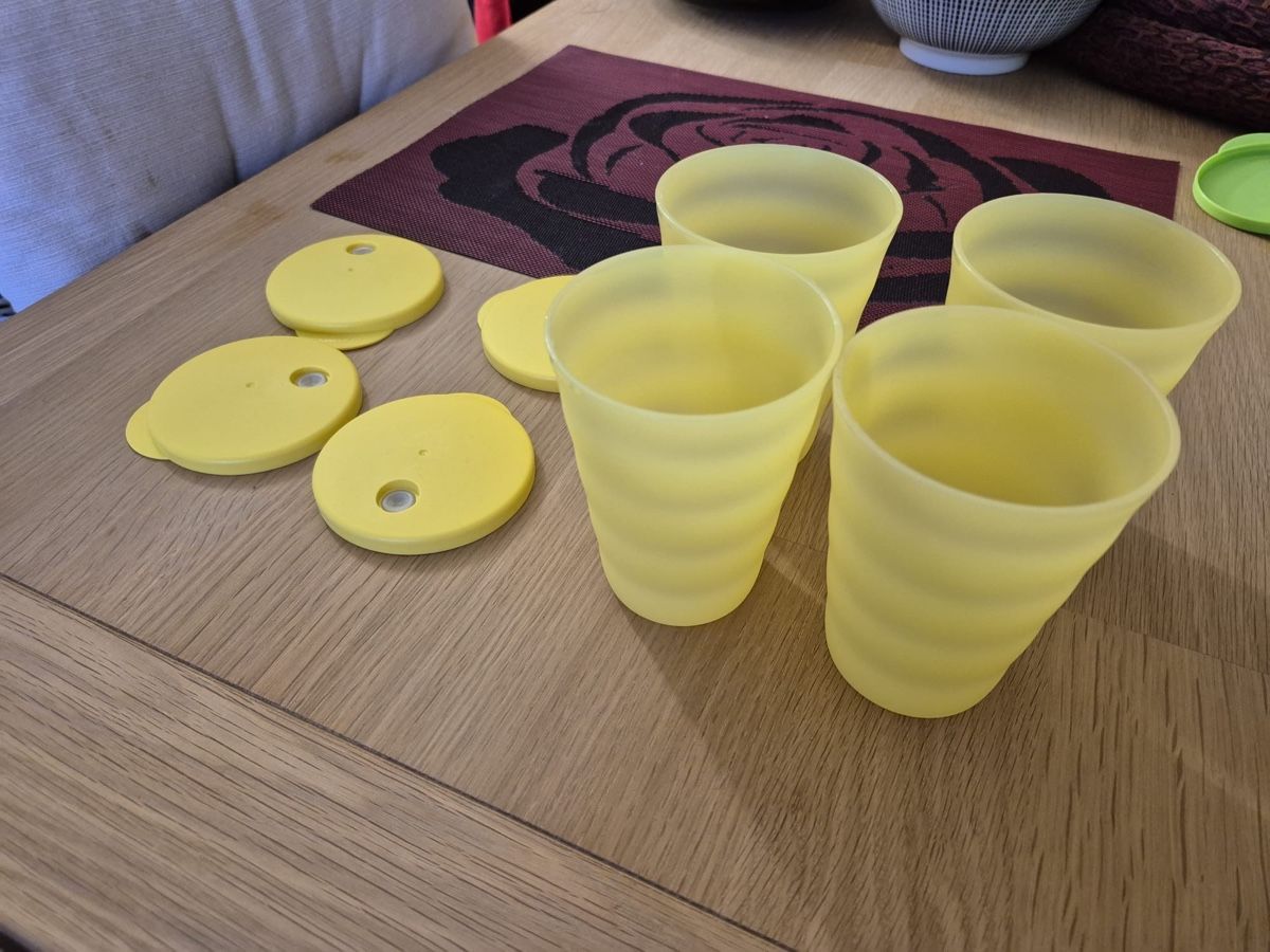 Tupperware Contenitori & Simili: Tupperware Trinkbecher gelb mit Deckel – Usato da Aarau Rohr venduto da keedom
