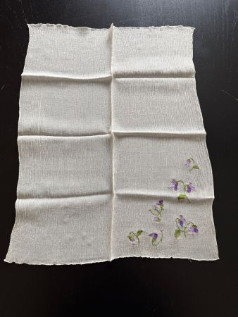 Halstüchli, gestickt mit Veilchen, Sommer-Deko, 37cm x 45cm