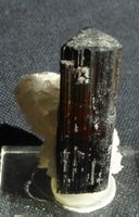 Turmalinkristall mit Cleavelandit