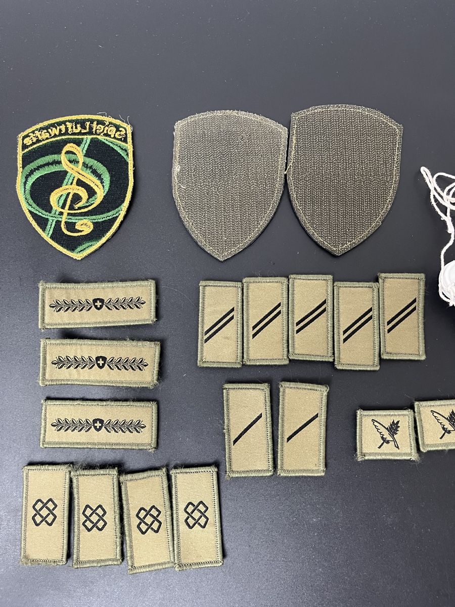 Schweizer Armee Toppe: Ensemble écussons et insignes Armée Suisse – Nuovo (secondo la descrizione) da Les Avanchets venduto da lunedeneige.shop 1