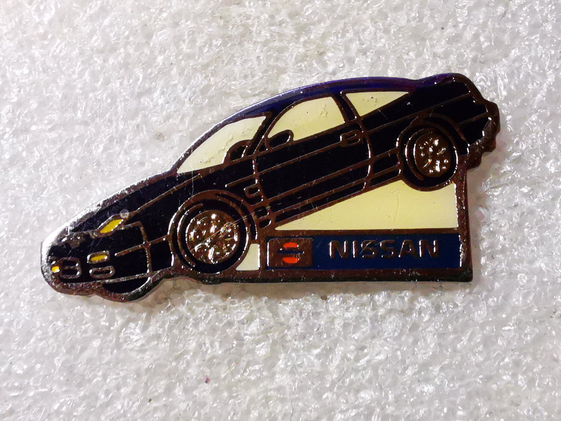 Plaketten & Abzeichen: Ansteckpin 88: Auto Nissan – Gebraucht aus Oppligen von Pin-Fall-Shop