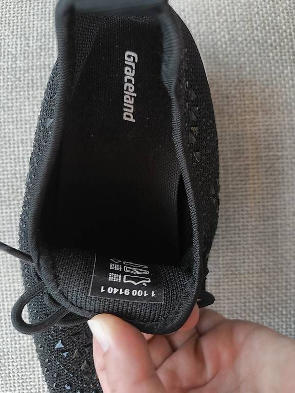 Damenschuhe: Schwarze Sneaker mit Glitzersteinen Gr. 38 – Gebraucht aus Nänikon von Manta87 1