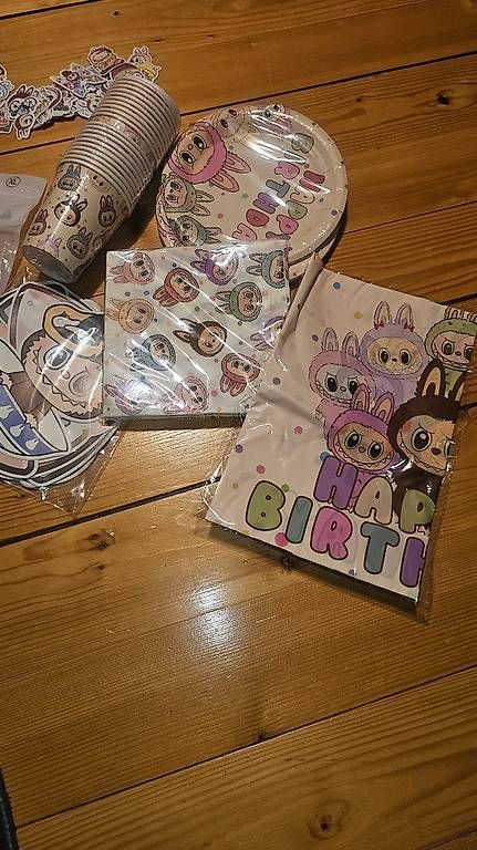 Tutte le decorazioni: Labubu Set - Geburtstag + Sticker+Socken – Usato da Grosswangen venduto da Glod 2