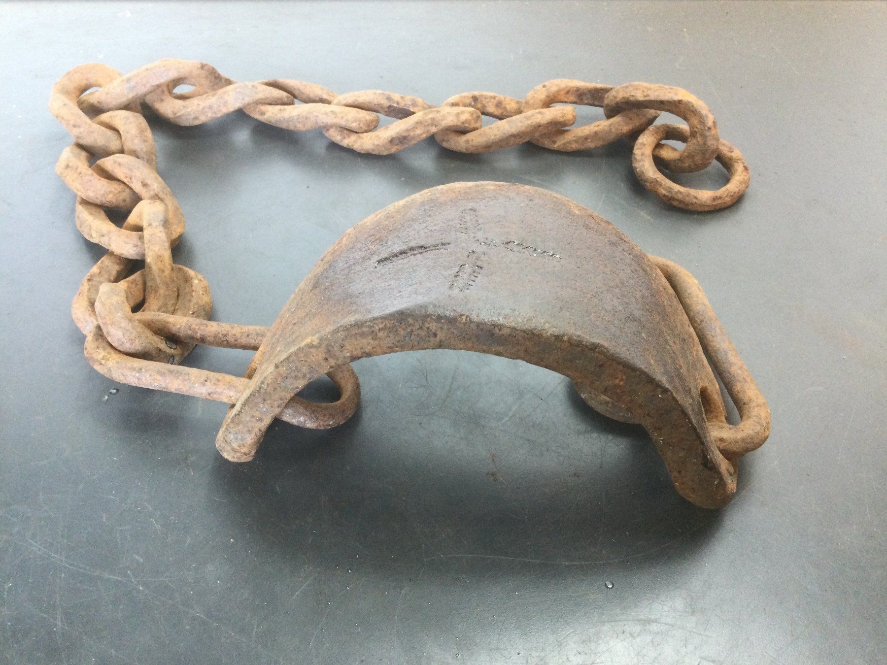 Attrezzi da lavoro: Antiker geschmiedeter Radschuh mit Kette rostig – Usato da Wangen SZ venduto da kuriosum12 1