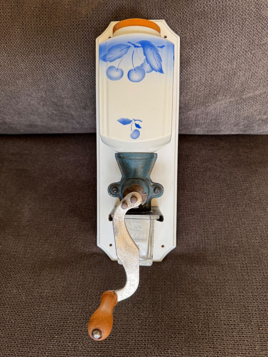 Alle Dekorationen: Antike dekorative Wandkaffemühle – Gebraucht aus Luzern von kun_2nm8