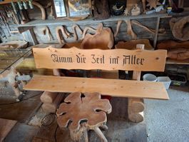 Holzbank rustikal mit Schriftzug „Nimm die Zeit"