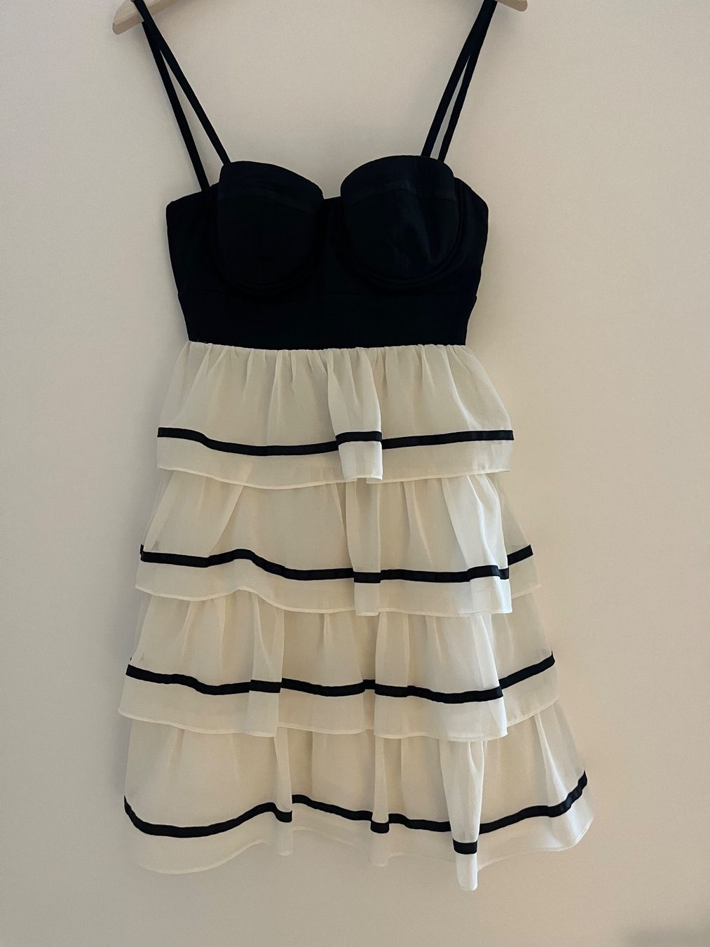 Vestiti: Schickes Kleid von Lipsy Gr UK8/EU36 – Usato da Luzern venduto da Sono2