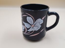 Tasse noire vintage à fleurs Arcoroc