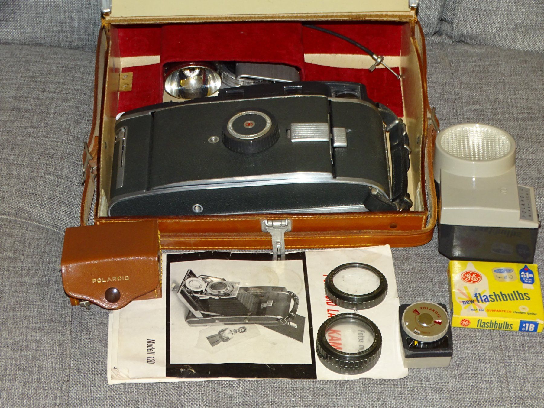 Polaroid Fotocamera: Polaroid Box mit Polaroid Blitzgerät – Usato da Hirzel venduto da Musicman03