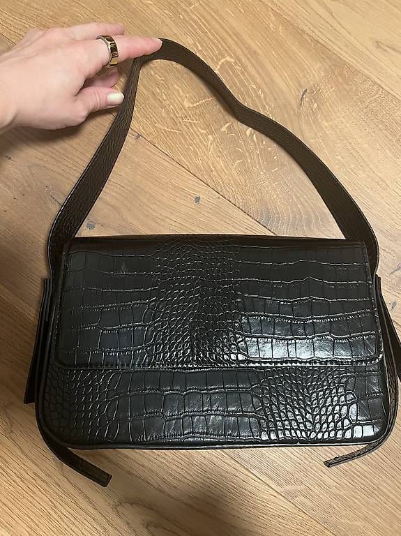 Taschen für Damen: Kleine, schwarze Tasche in Lederoptik – Gebraucht aus Sevelen von ale_v29l