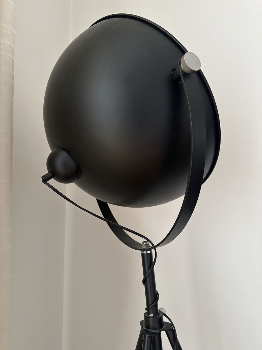 Lampes: Designer Tripod Floor Lamp Black & Gold | Industrial Luxe – D'occasion à Zürich par Curated.Chapters 2