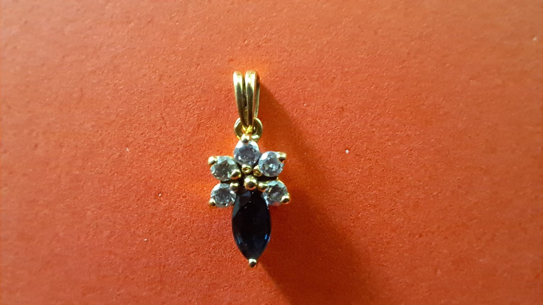 Pendentifs: Kleiner Diamantanhänger – D'occasion à Pfäffikon ZH par Valsangiaccomo