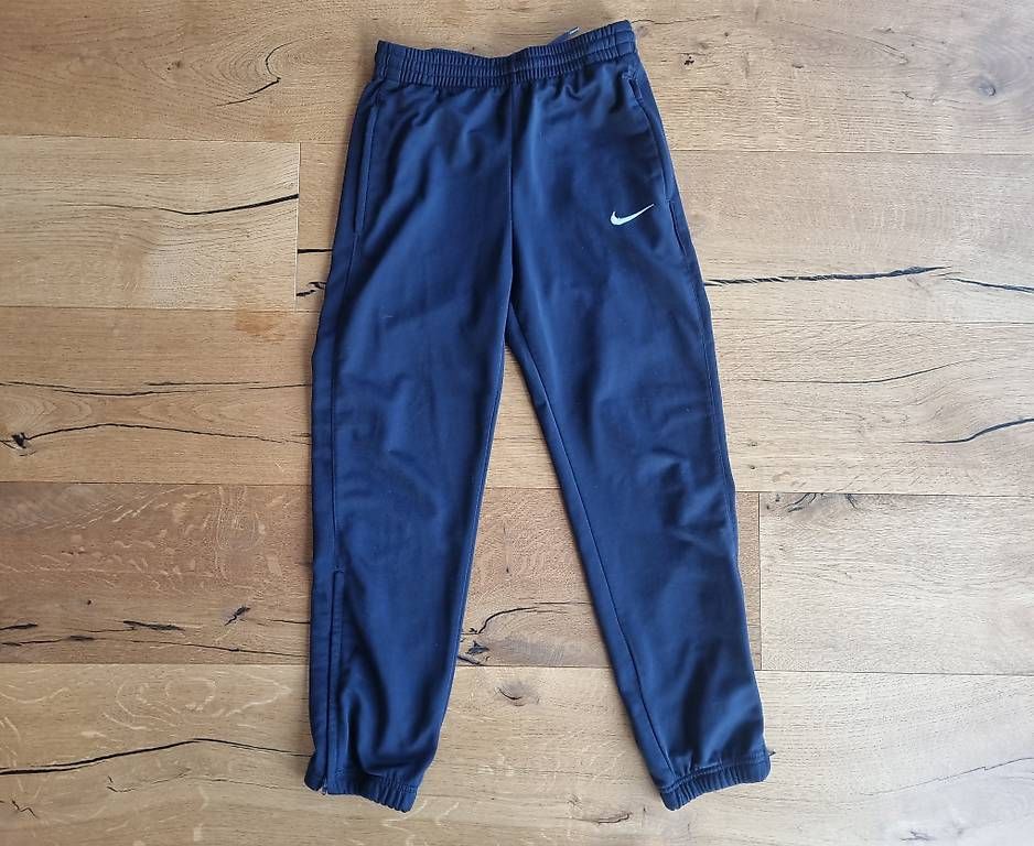 Nike Pantaloni: Trainerhose Nike Gr.128-140 – Usato da Brütten venduto da gupi1717