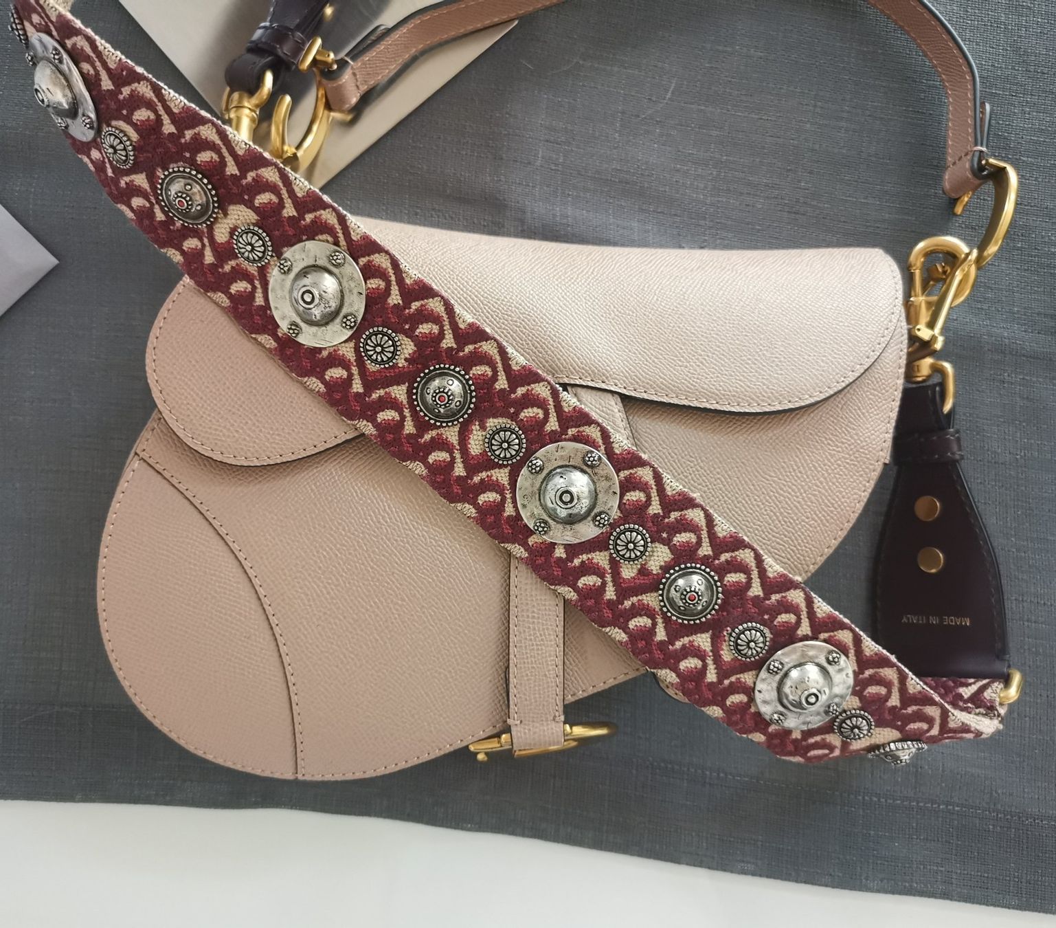 Dior Sacs femmes: Dior Saddle Bag medium mit Guitar Strap – D'occasion à Fehraltorf par freeform2020 1