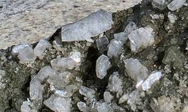Mineral Heulandit Epistilbit auf Quarzrasen. Scharfkantig.