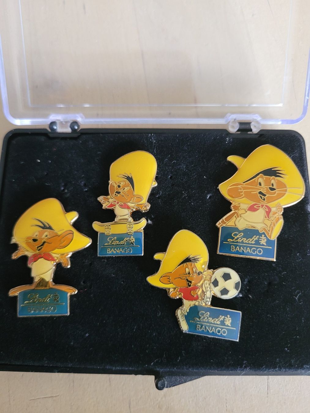 Lindt Placchette & Badge: Pin – Usato da Schwarzenburg venduto da Obofi