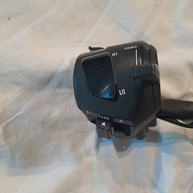 Honda Tutti i ricambio per moto: devioluci sinistro Honda CMB VFR  HM-320B-T – Usato da Riva San Vitale venduto da Marneta