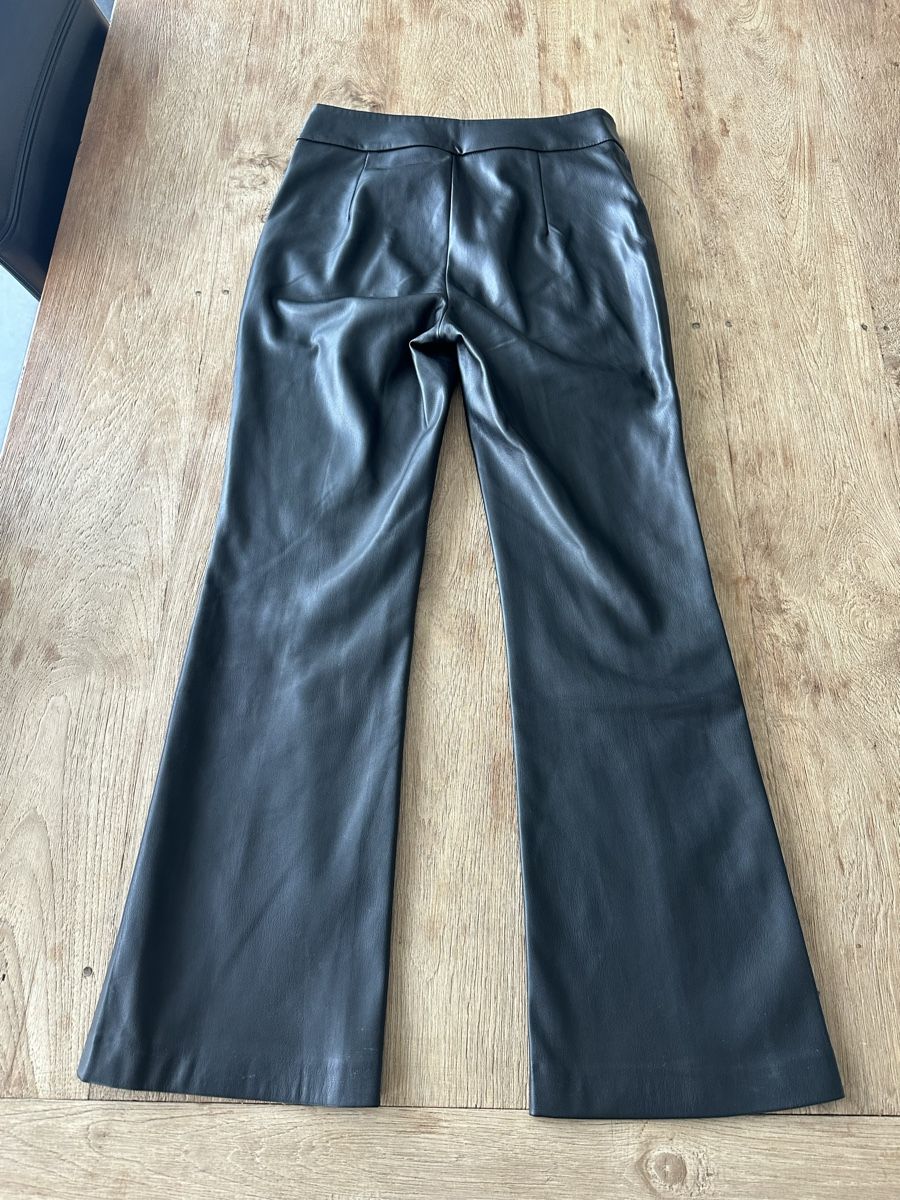 Mango Pantaloni: Schwarze Kunstlederhose Mango Gr. 34 – Usato da Dänikon ZH venduto da Annikaberg 2