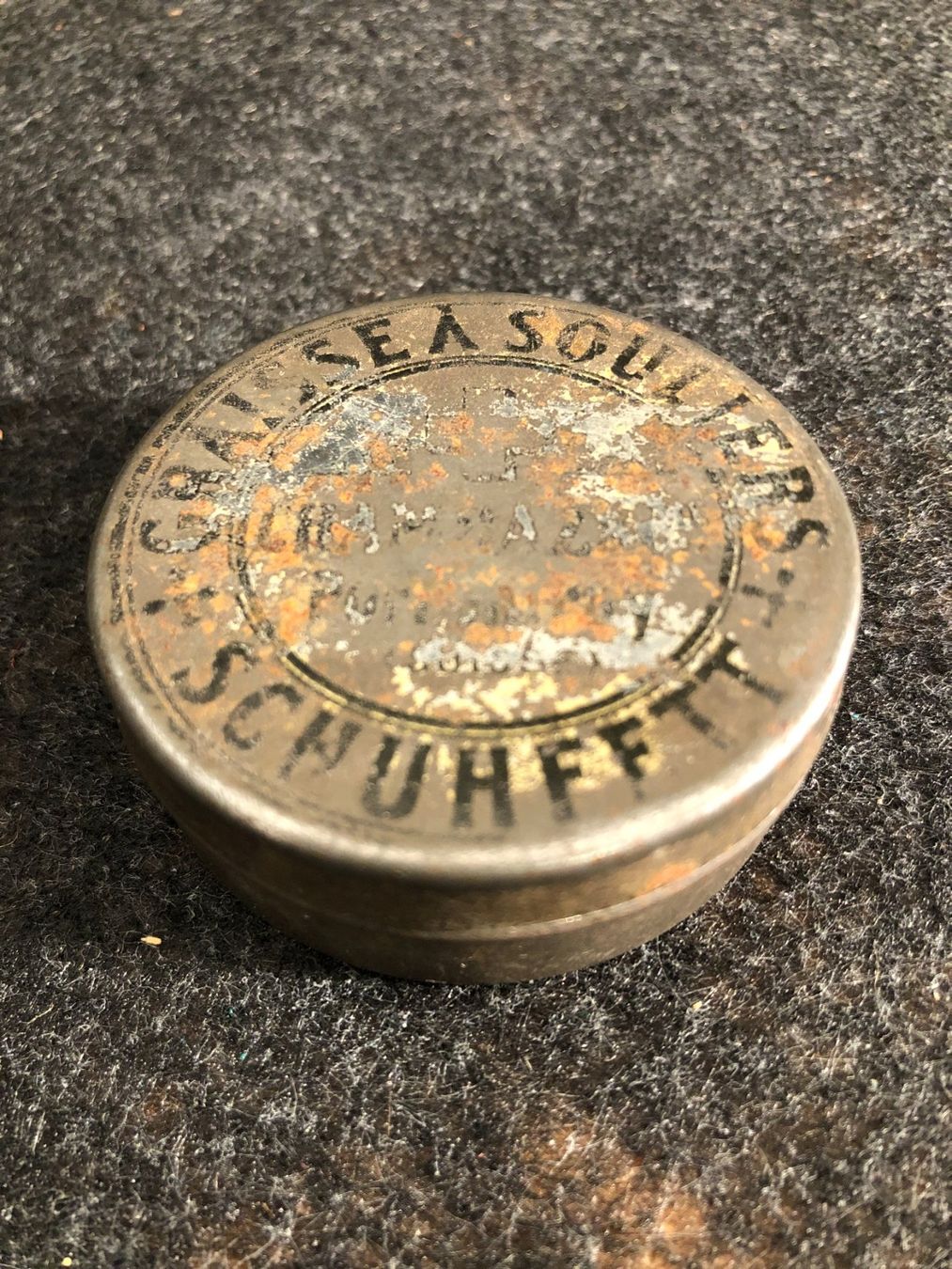 Dosen: Ancienne boîte en métal. – Gebraucht aus Saignelégier von Dubois_Vintage