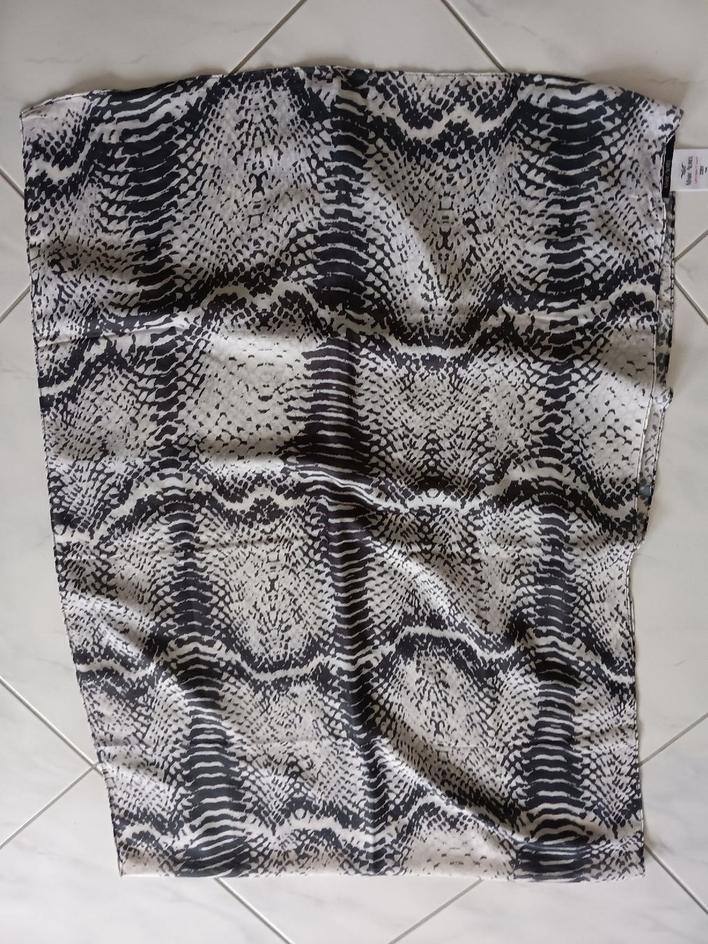 Foulard & Sciarpe: wunderschöner Schal Marc Aurel  neu – Nuovo e nell'imballaggio originale da Stansstad venduto da leoni66