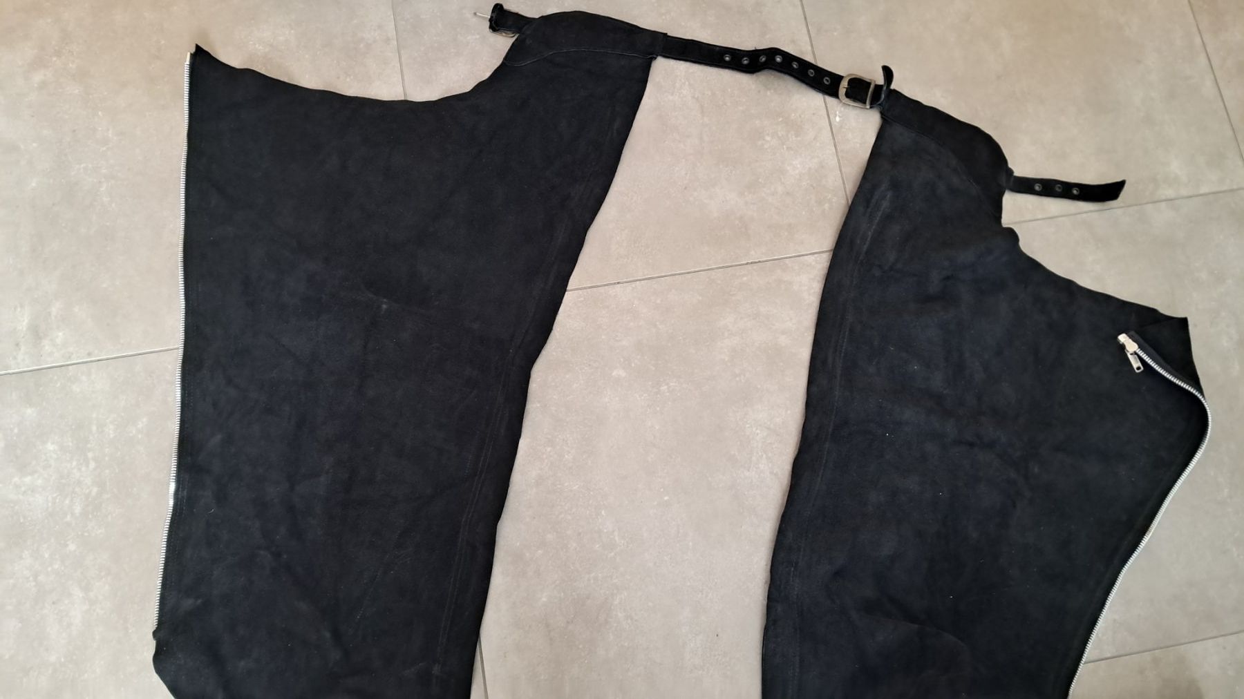 Pantaloni: Schwarze Lederchaps, Top Zustand, Grösse M – Nuovo (secondo la descrizione) da Uster venduto da Paeti7