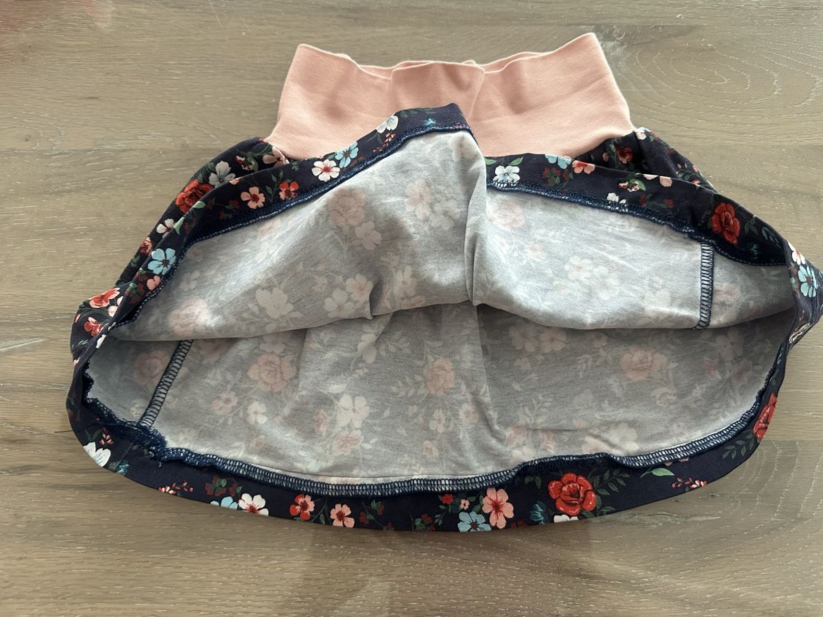 Vestiti & Gonne: Mädchen Jupe handmade ca. Gr. 98 mit Blumenmuster – Usato da Safenwil venduto da Whoopie1 1