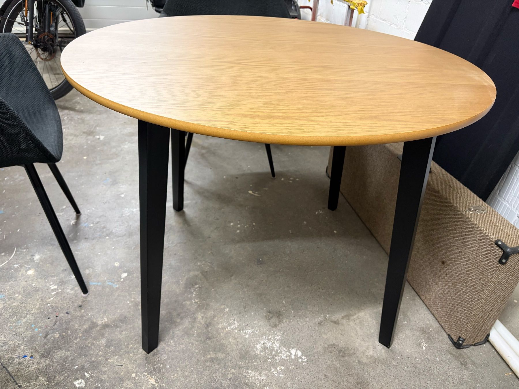 Jysk Tischset: Runder Tisch und 3 Stühle – Gebraucht aus uetendorf von madadrian 1