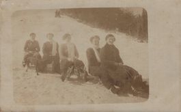 Vintage Fotografie: Wintervergnügen Schlitten, Schnee, Hund!