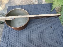 Casserole en cuivre avec manche en fer état usagé