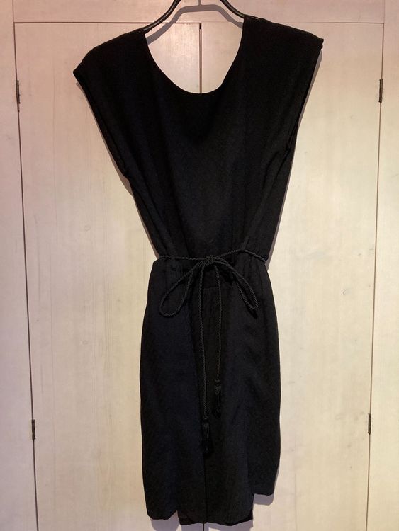 Schwarzes Kleid Mit Ruckenausschnitt