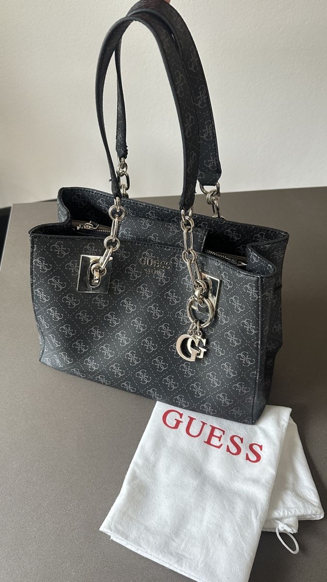 Guess Borse da donna: Guess Handtasche Grau Monogramm – Usato da Waldstatt venduto da Car_na 1