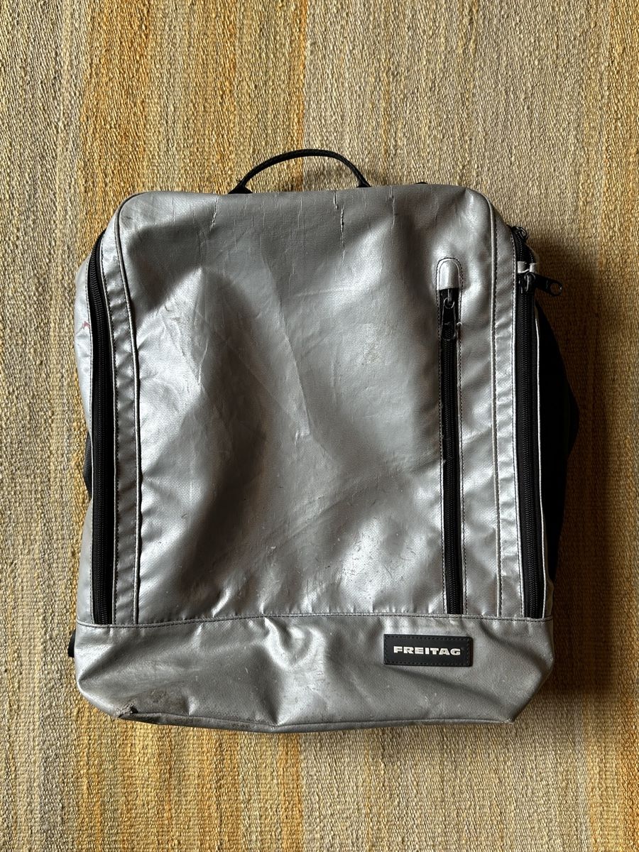 Freitag Sacs à dos: Freitag F306 Hazzard silver backpack – D'occasion à Villars-Burquin par Iliasso